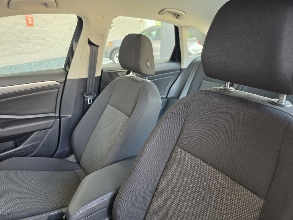 Photo 21 of this VOLKSWAGEN JETTA