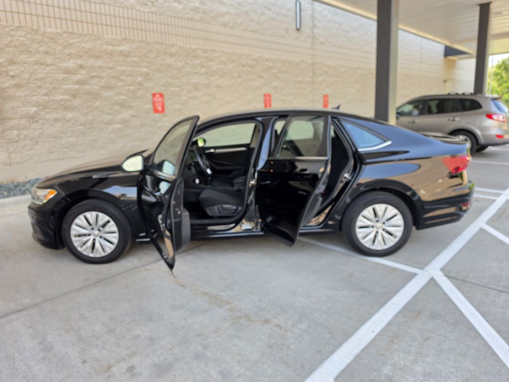 Photo 19 of this VOLKSWAGEN JETTA