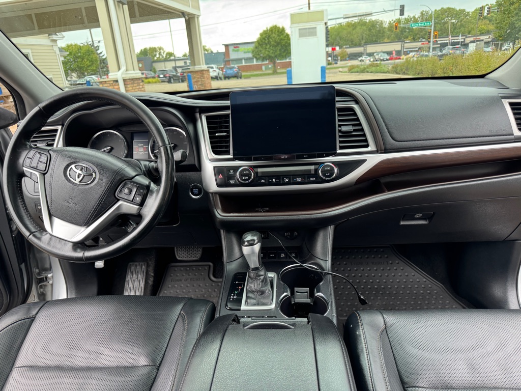 Photo 8 of this TOYOTA HIGHLANDER