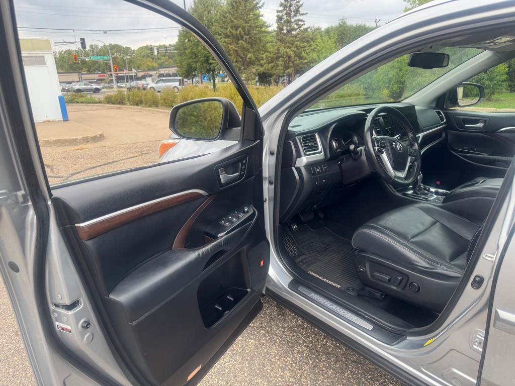 Photo 6 of this TOYOTA HIGHLANDER
