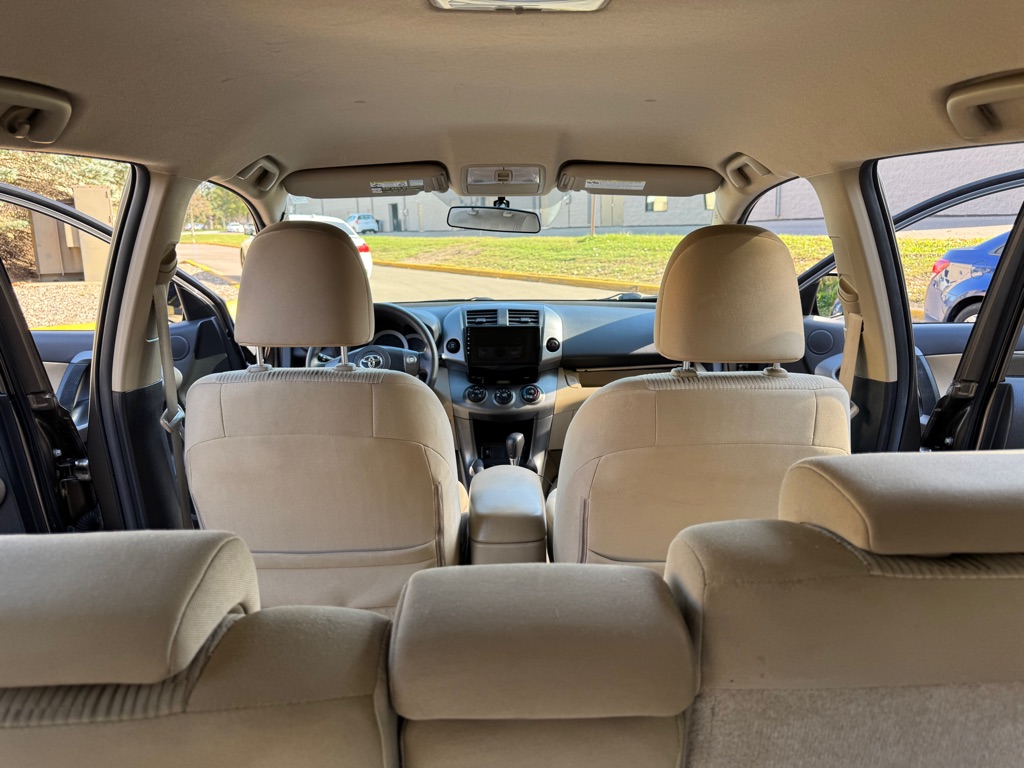 Photo 21 of this TOYOTA RAV4