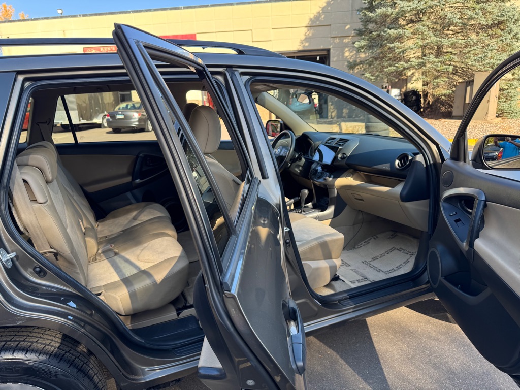 Photo 12 of this TOYOTA RAV4