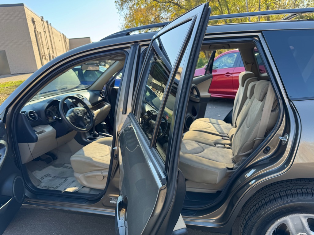 Photo 7 of this TOYOTA RAV4