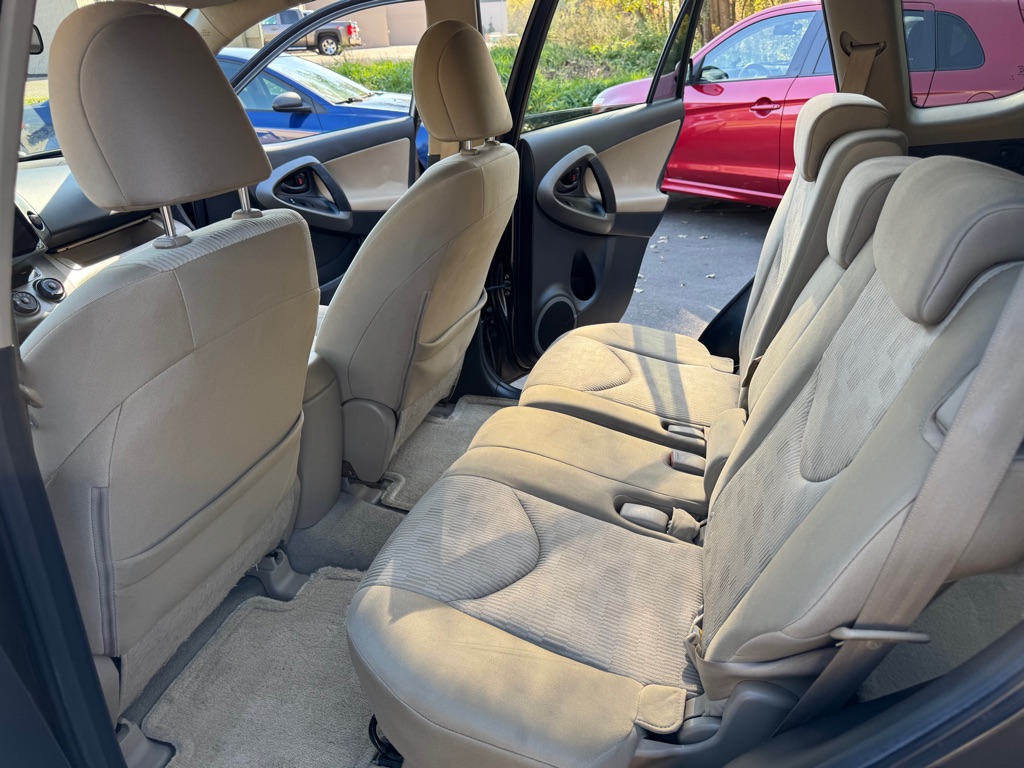 Photo 19 of this TOYOTA RAV4