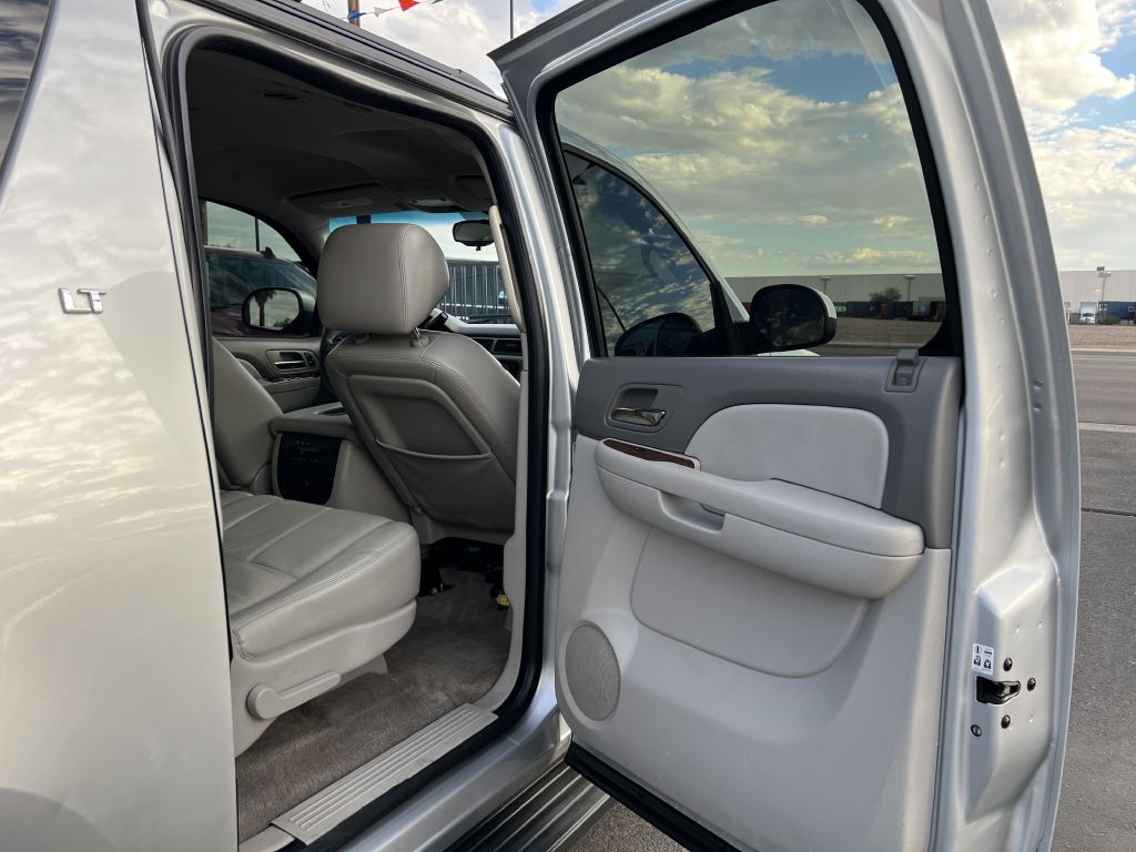 Photo 16 of this CHEVROLET SUBURBAN
