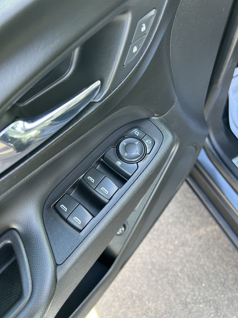 Photo 18 of this CHEVROLET EQUINOX