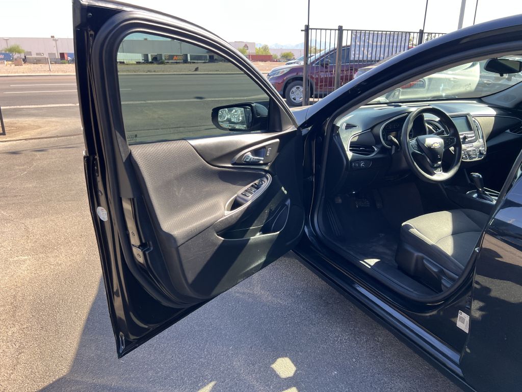 Photo 9 of this CHEVROLET MALIBU