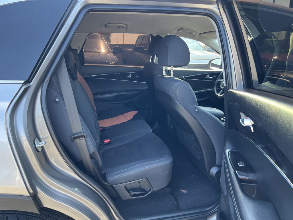 Photo 16 of this KIA SORENTO