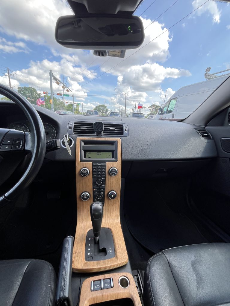 Photo 8 of this VOLVO C70