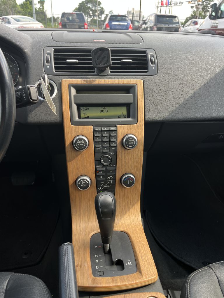 Photo 38 of this VOLVO C70