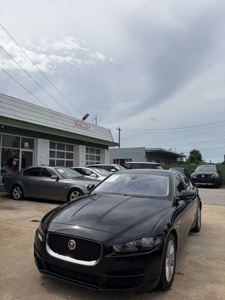 Photo 2 of this JAGUAR XE
