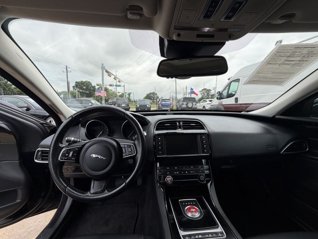 Photo 5 of this JAGUAR XE