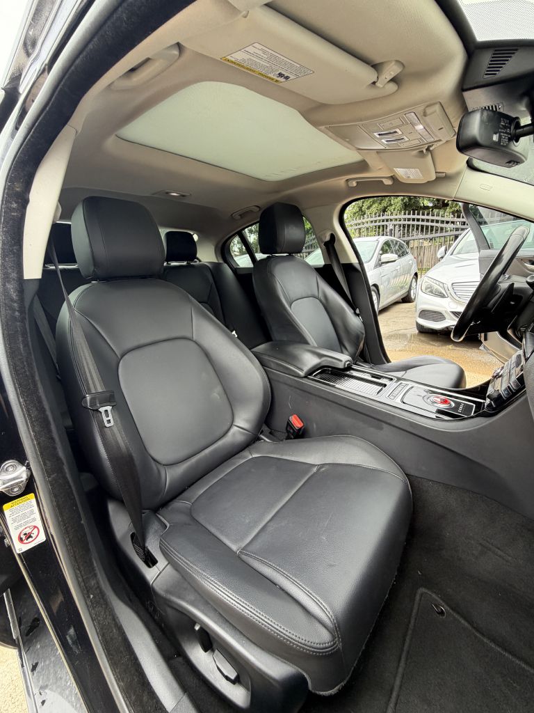 Photo 9 of this JAGUAR XE