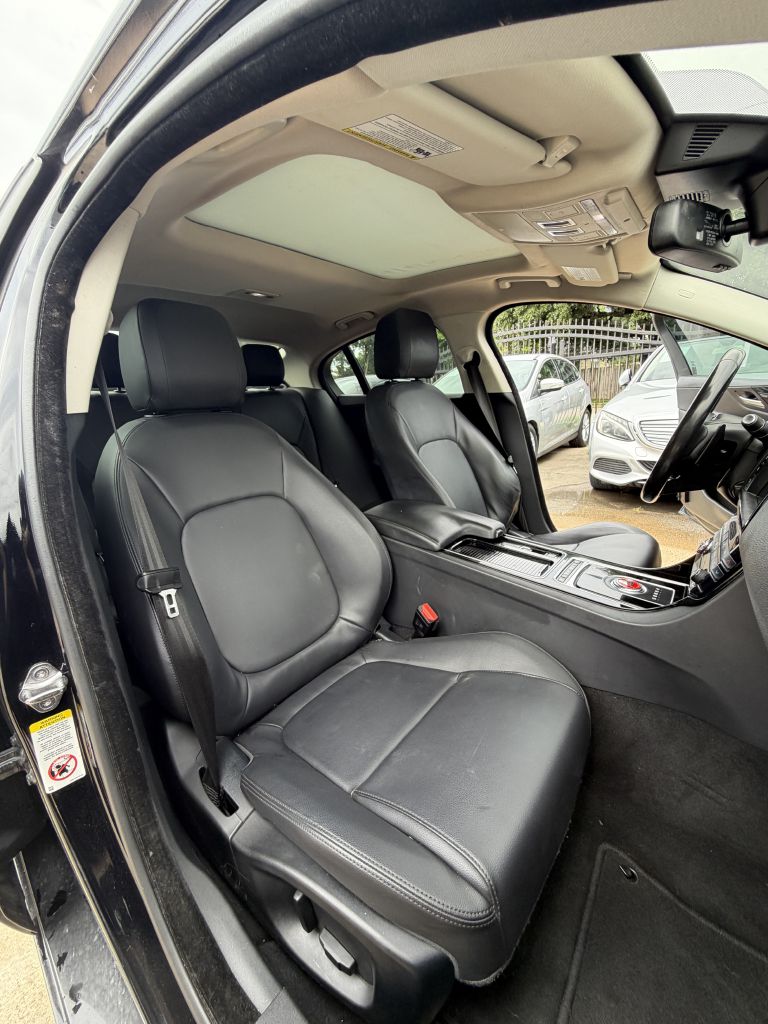 Photo 10 of this JAGUAR XE
