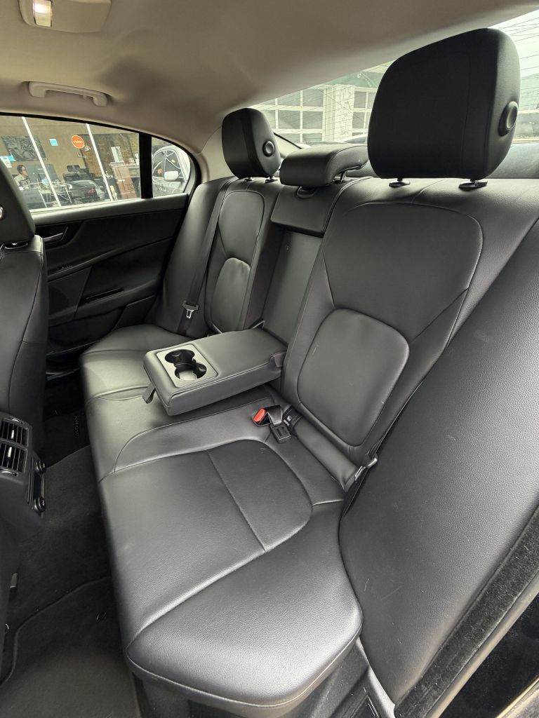 Photo 11 of this JAGUAR XE