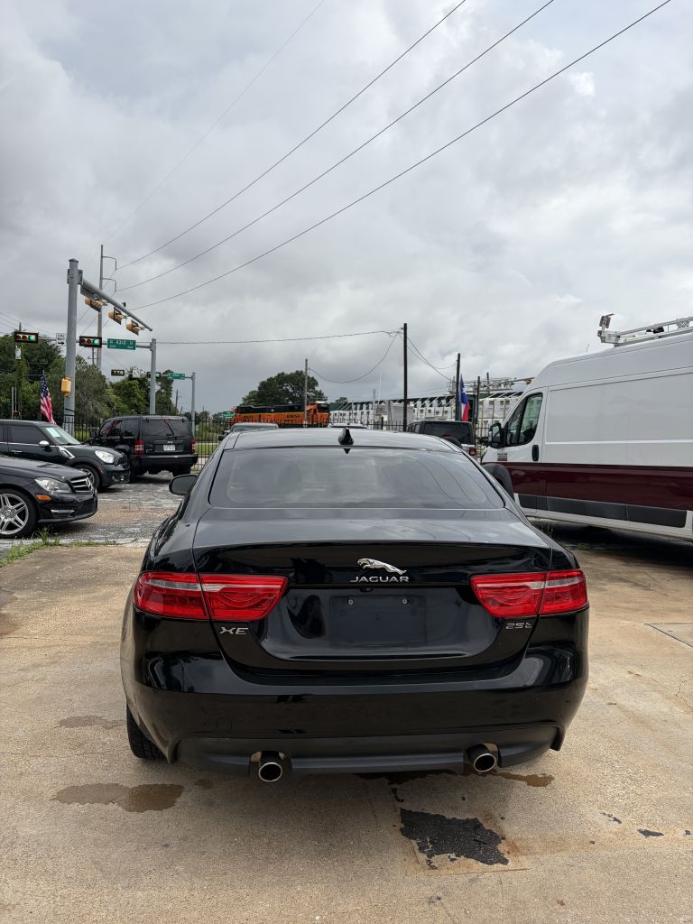 Photo 15 of this JAGUAR XE