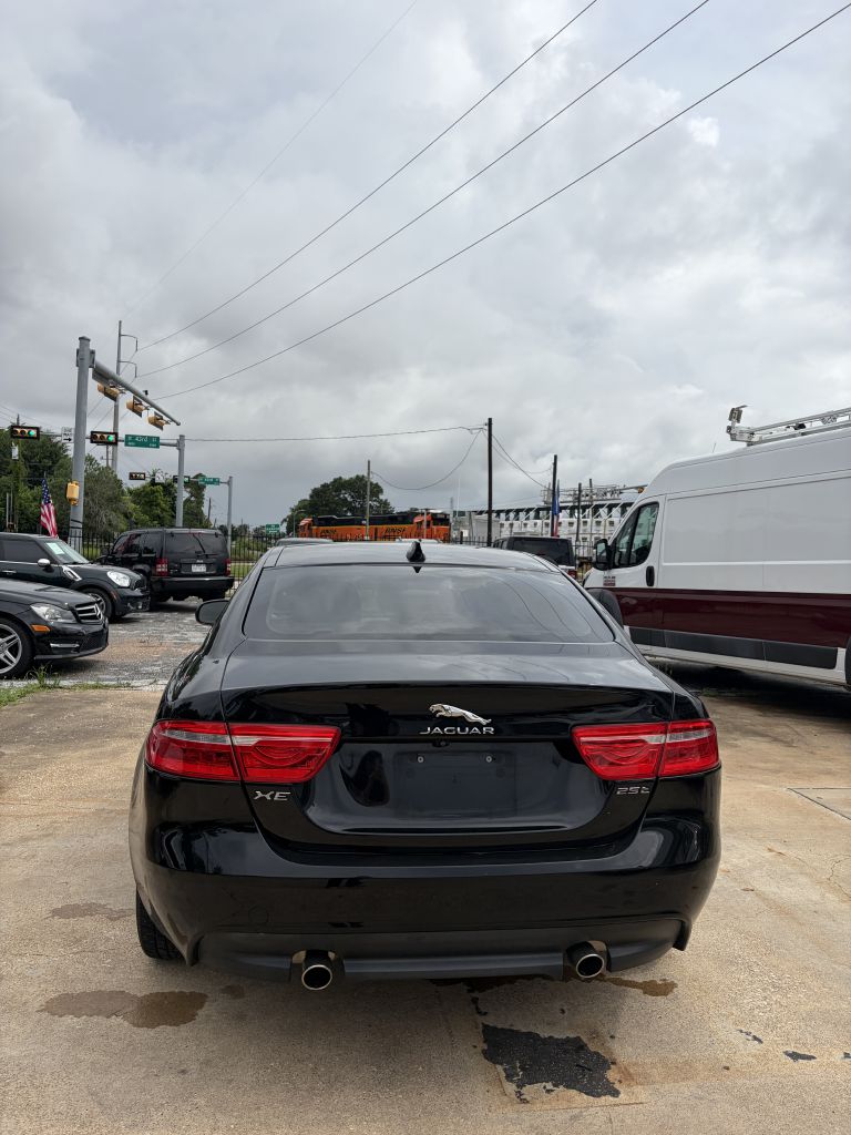 Photo 16 of this JAGUAR XE