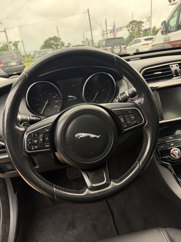 Photo 23 of this JAGUAR XE