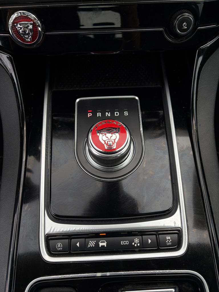 Photo 25 of this JAGUAR XE