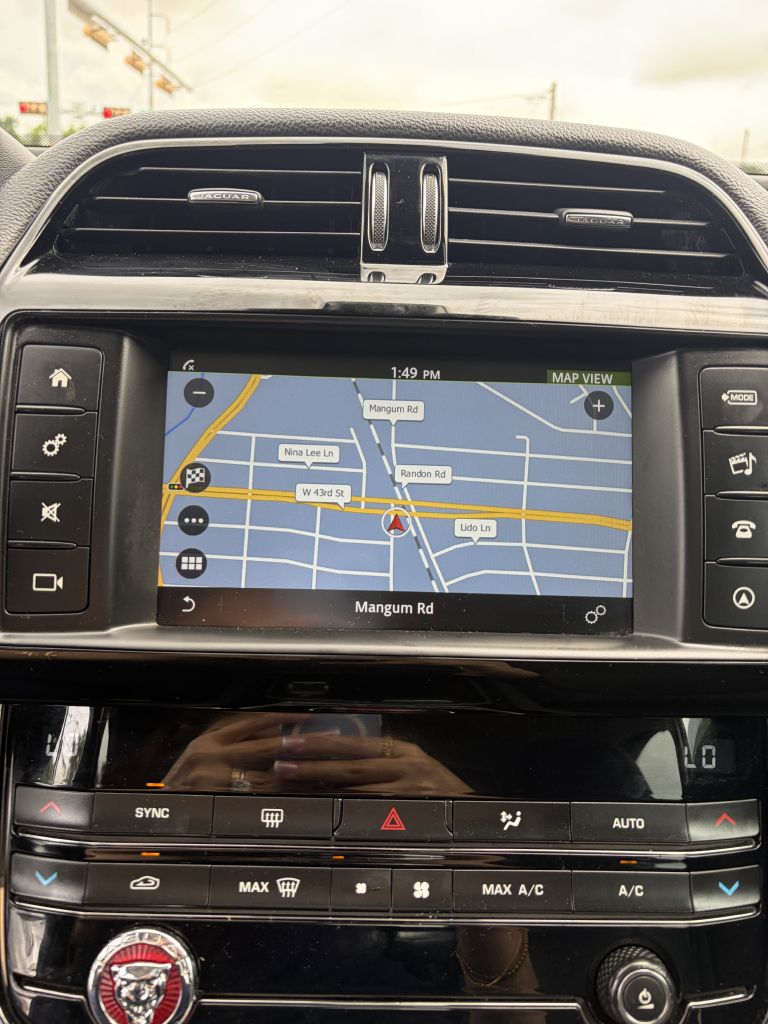 Photo 32 of this JAGUAR XE