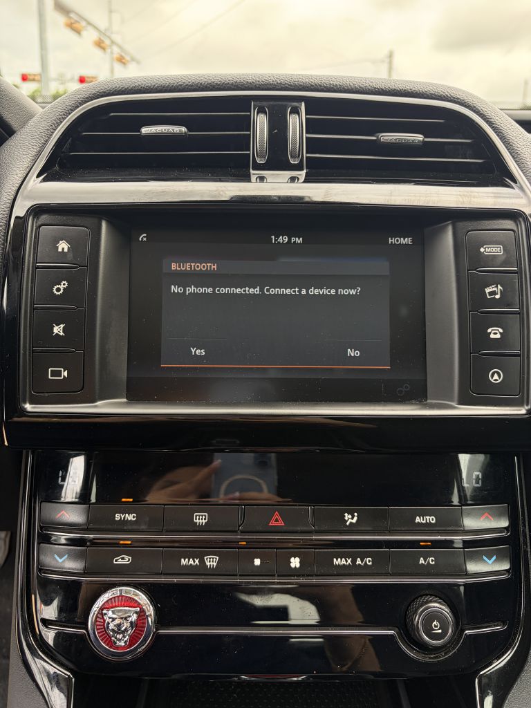 Photo 34 of this JAGUAR XE