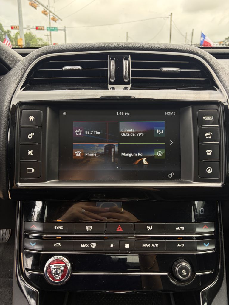 Photo 36 of this JAGUAR XE