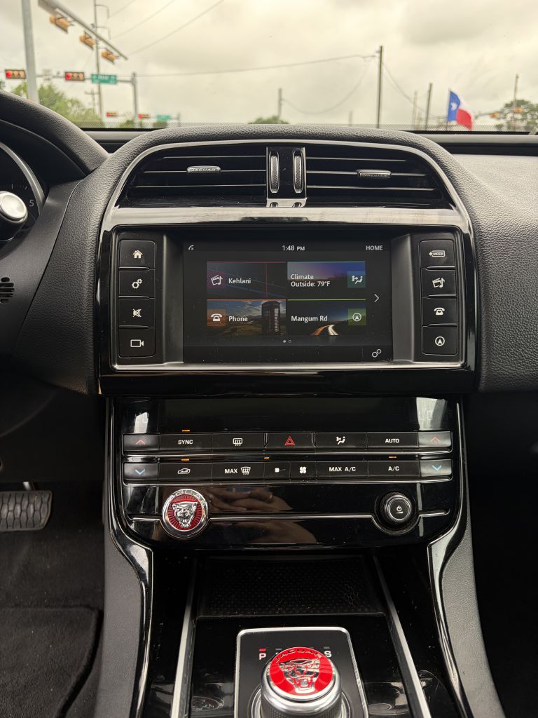 Photo 37 of this JAGUAR XE