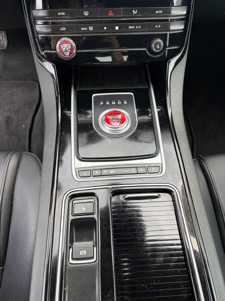 Photo 38 of this JAGUAR XE