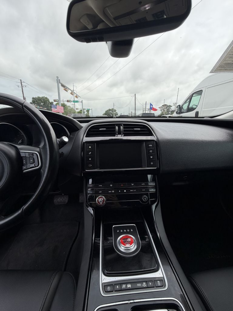 Photo 40 of this JAGUAR XE