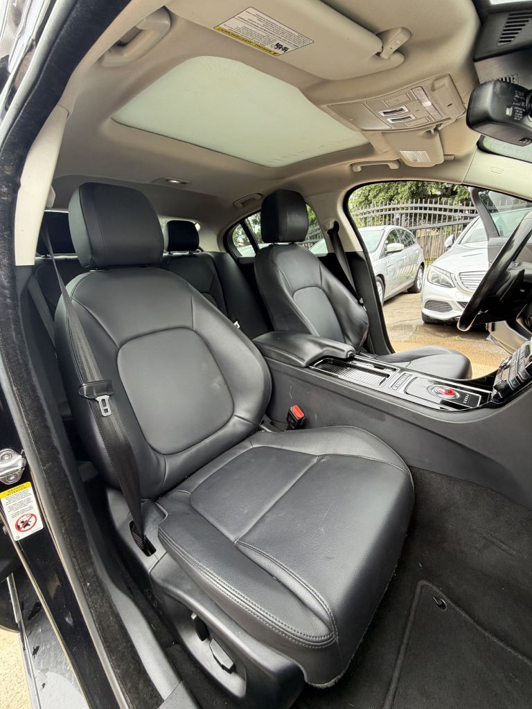 Photo 43 of this JAGUAR XE