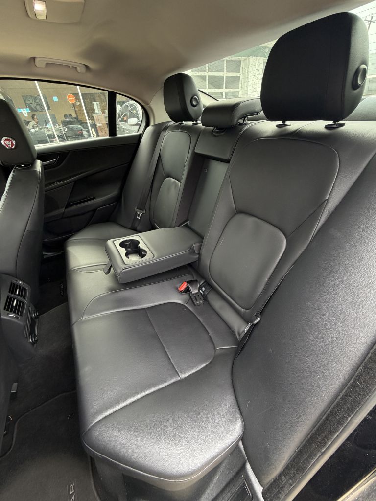 Photo 46 of this JAGUAR XE