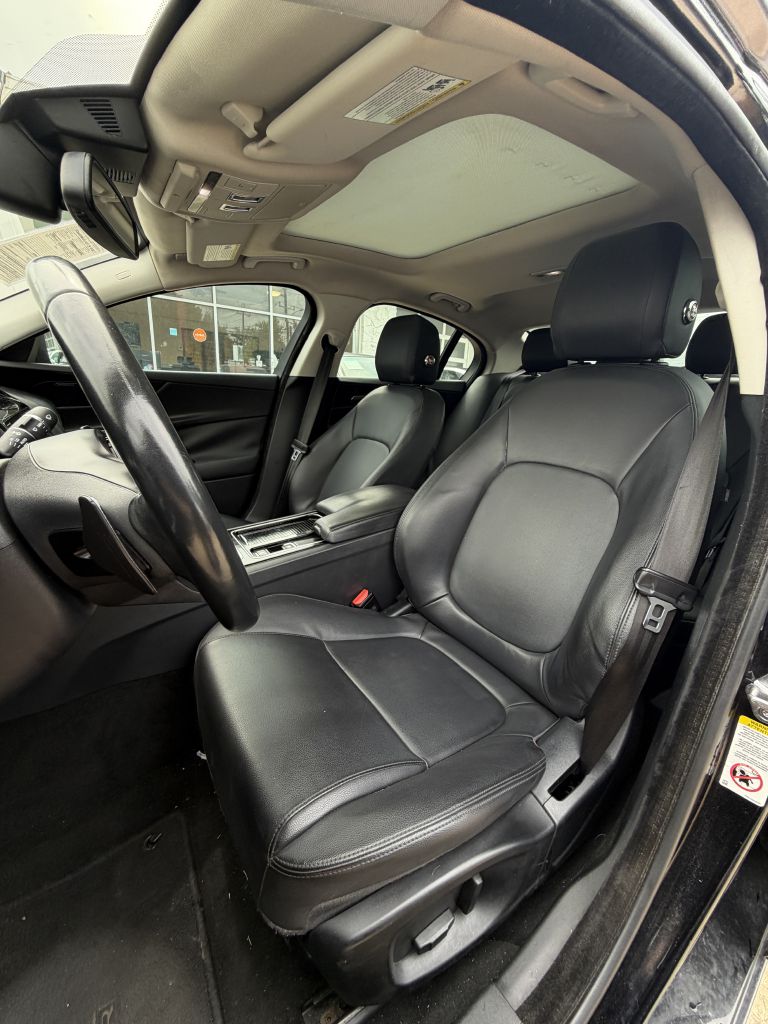 Photo 47 of this JAGUAR XE