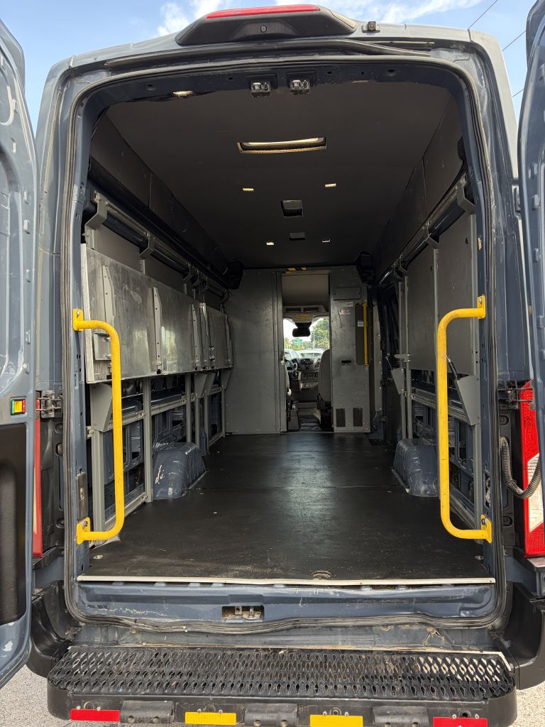 Photo 17 of this FORD TRANSIT