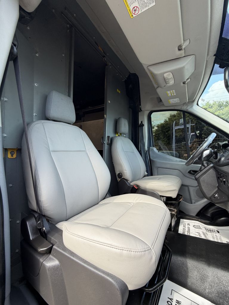 Photo 28 of this FORD TRANSIT