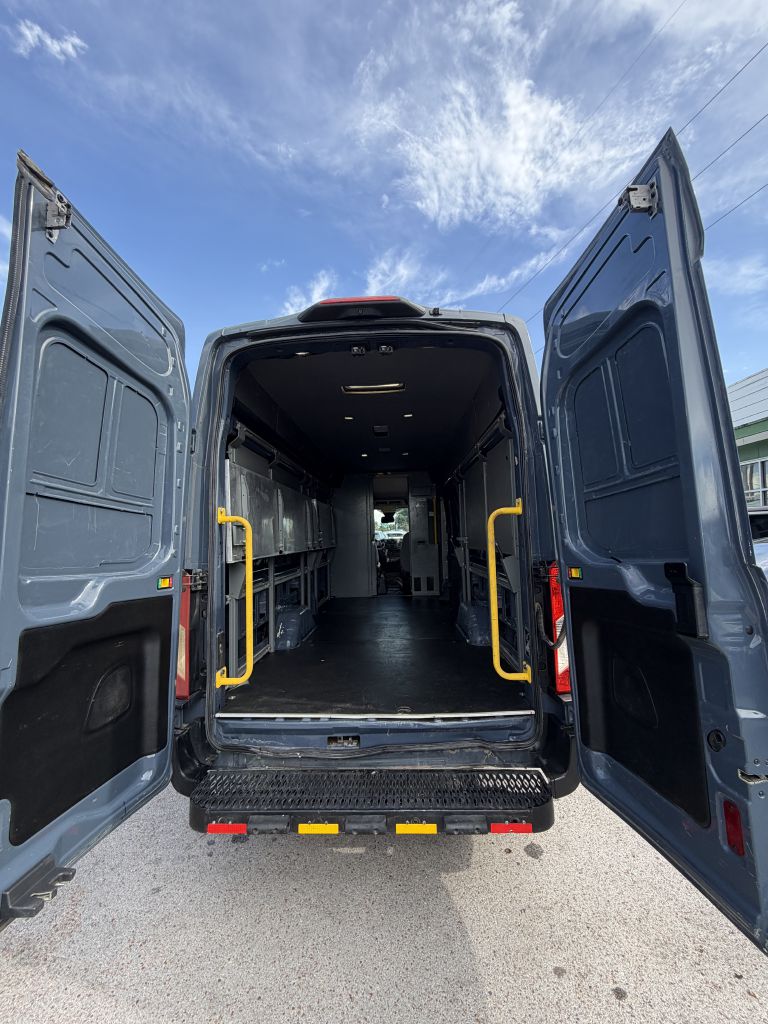 Photo 36 of this FORD TRANSIT