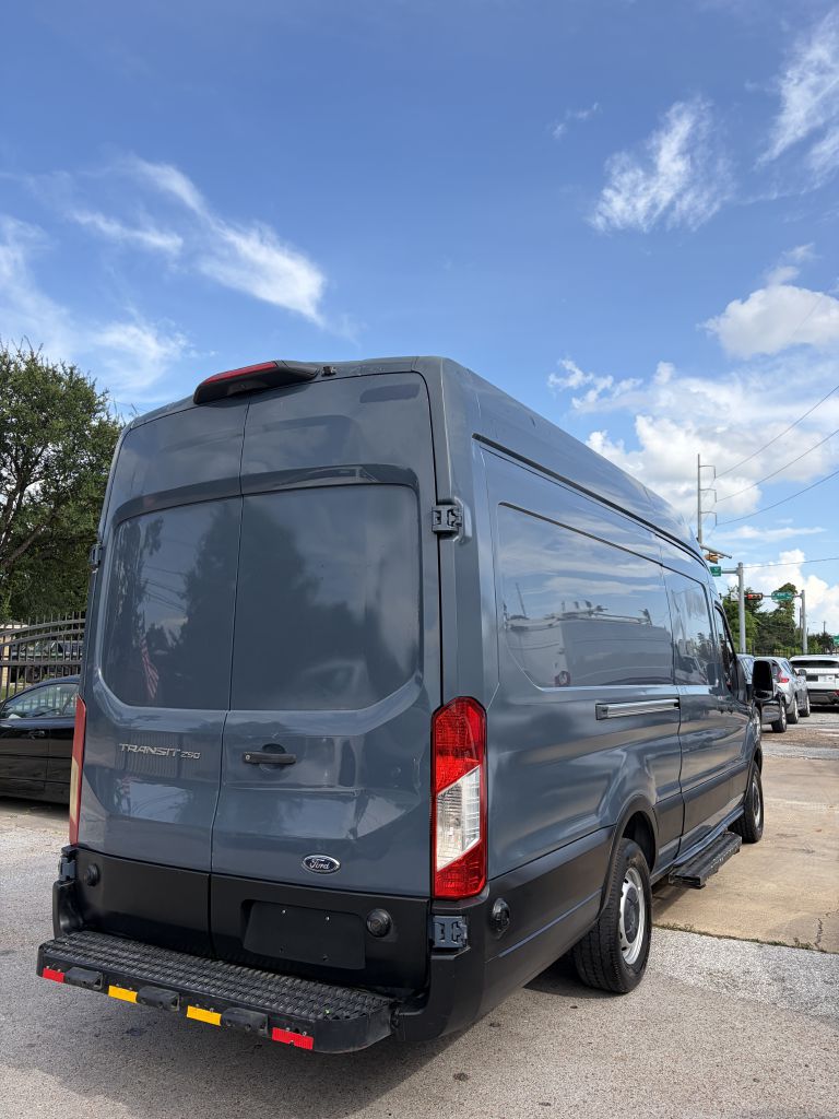 Photo 44 of this FORD TRANSIT