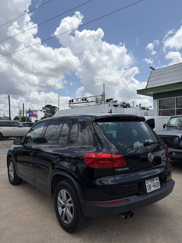 Photo 2 of this VOLKSWAGEN TIGUAN