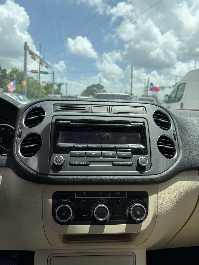 Photo 10 of this VOLKSWAGEN TIGUAN