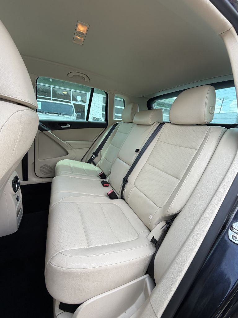 Photo 22 of this VOLKSWAGEN TIGUAN