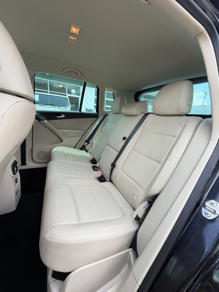 Photo 23 of this VOLKSWAGEN TIGUAN