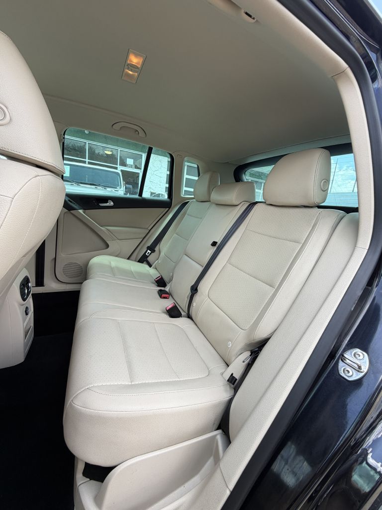 Photo 24 of this VOLKSWAGEN TIGUAN