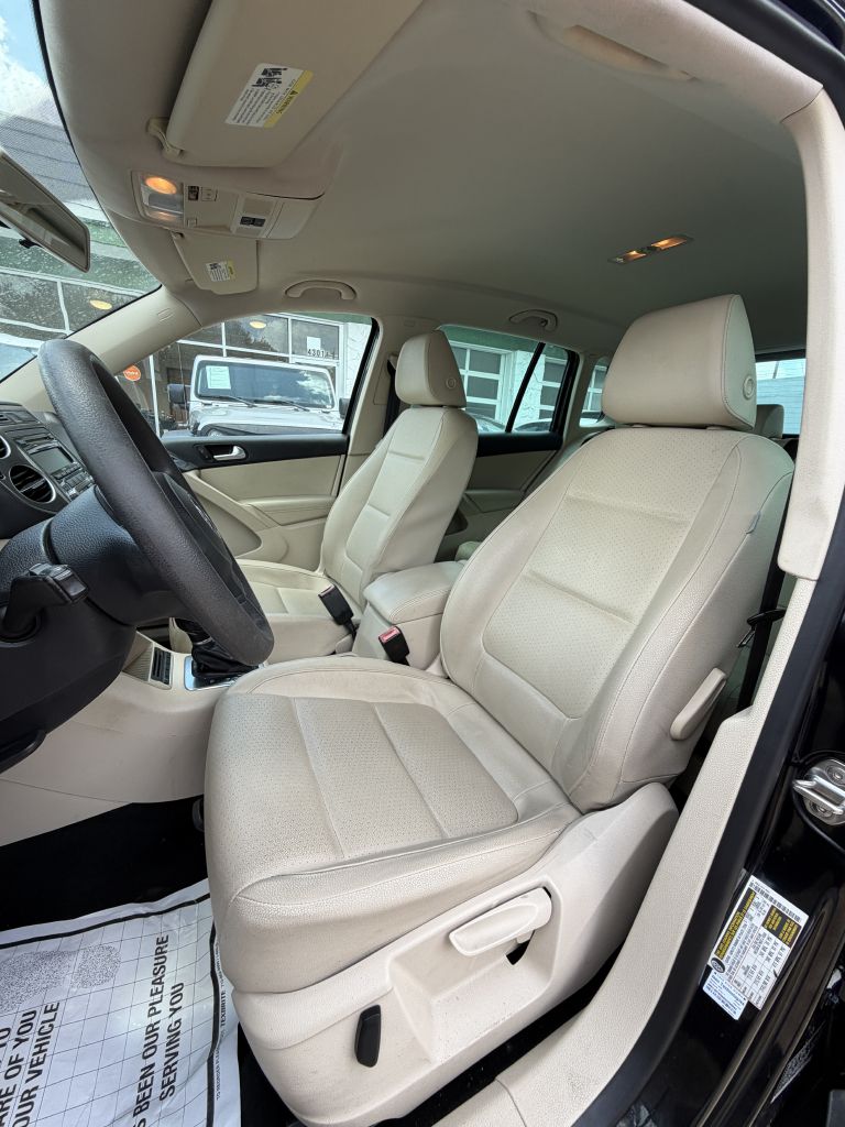 Photo 25 of this VOLKSWAGEN TIGUAN