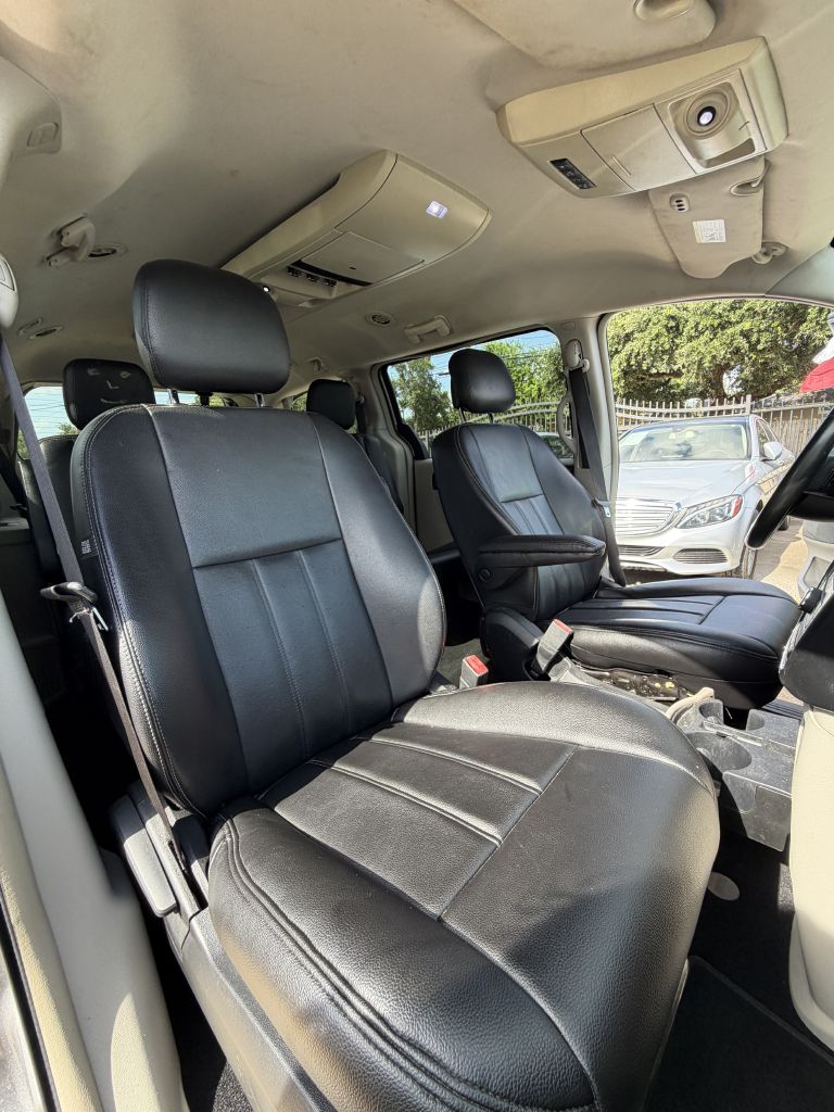Photo 9 of this CHRYSLER TOWN & COUNTRY