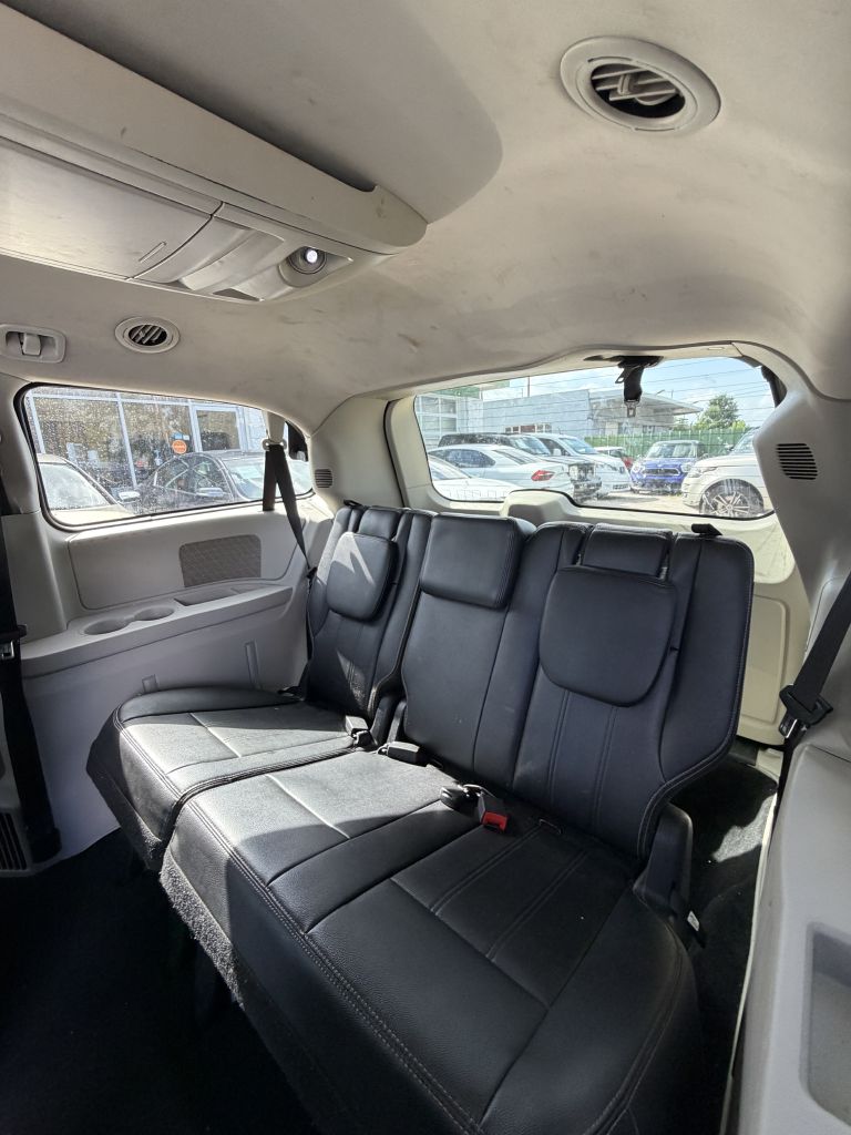 Photo 11 of this CHRYSLER TOWN & COUNTRY
