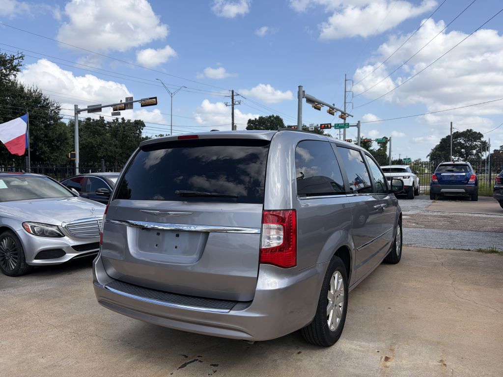 Photo 14 of this CHRYSLER TOWN & COUNTRY