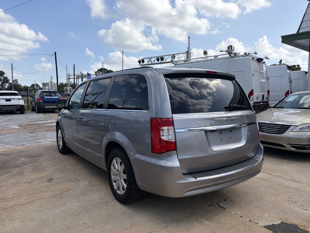 Photo 17 of this CHRYSLER TOWN & COUNTRY