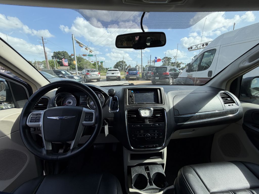 Photo 21 of this CHRYSLER TOWN & COUNTRY