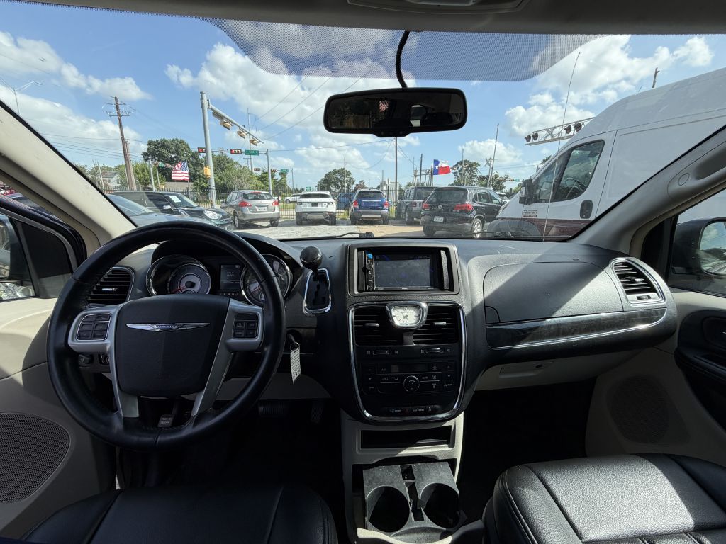 Photo 22 of this CHRYSLER TOWN & COUNTRY