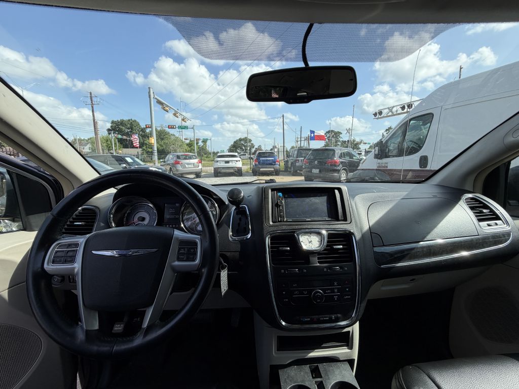 Photo 23 of this CHRYSLER TOWN & COUNTRY