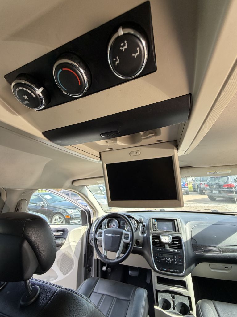 Photo 32 of this CHRYSLER TOWN & COUNTRY